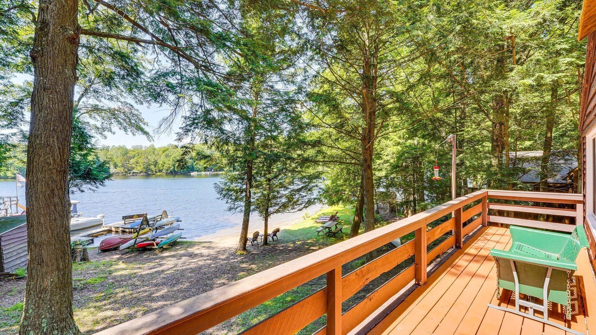 Inlet Cottage | Lake Front 3-bedroom cottage with private beach