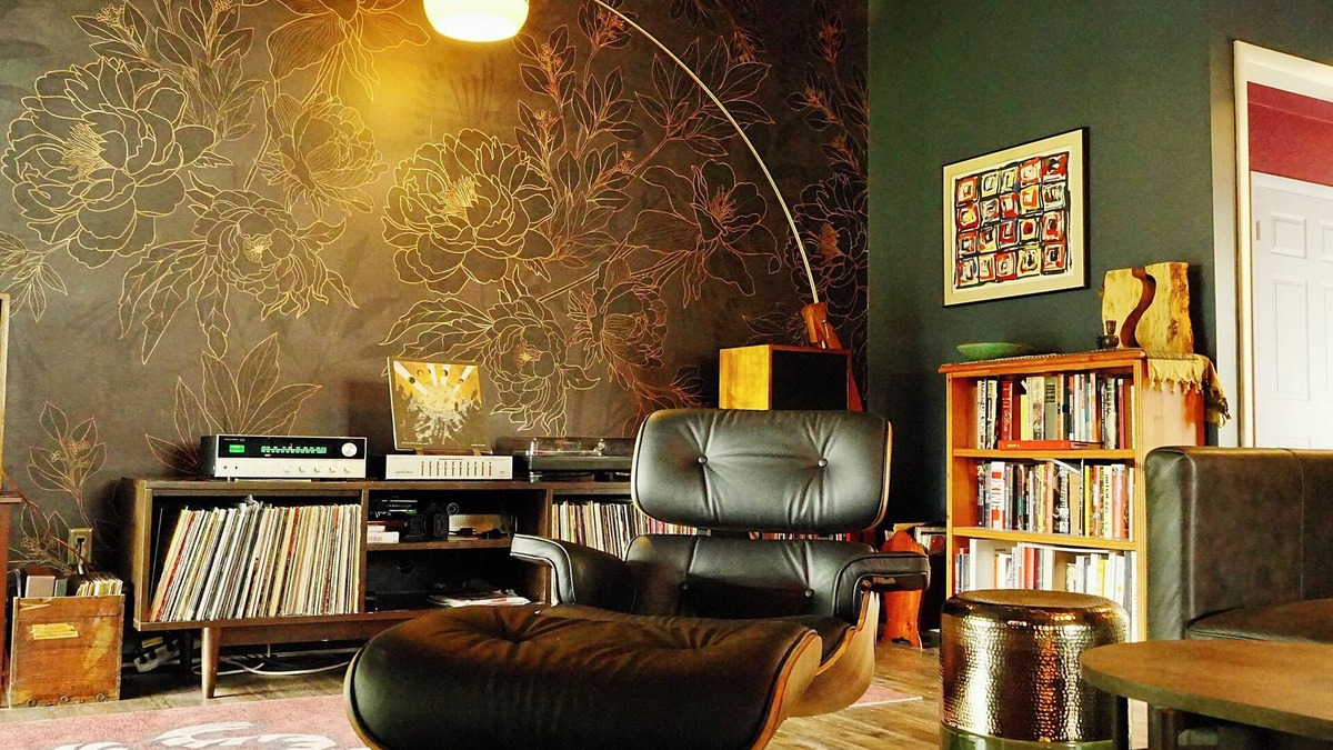 South Bend House | Lake Front, 5 minutes to ND, Mid Century Modern, vinyl lovers dream