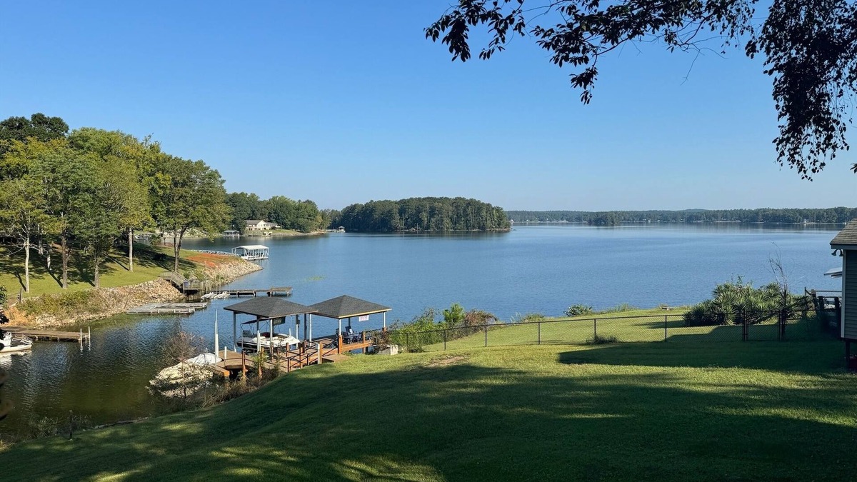 Ridgeway House | Lake Front 6 Bedroom Home on Beautiful Lake Wateree.