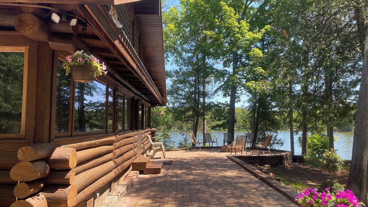 Duluth House | LAKE FRONT Beautiful Secluded Log Lodge Dog-Kid Friendly Sauna Views