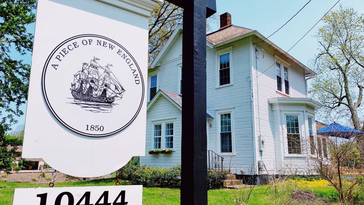 Hartville Hotel | LAKE FRONT beautiful 18th century restored home, modern amenities PRIME LOCATION