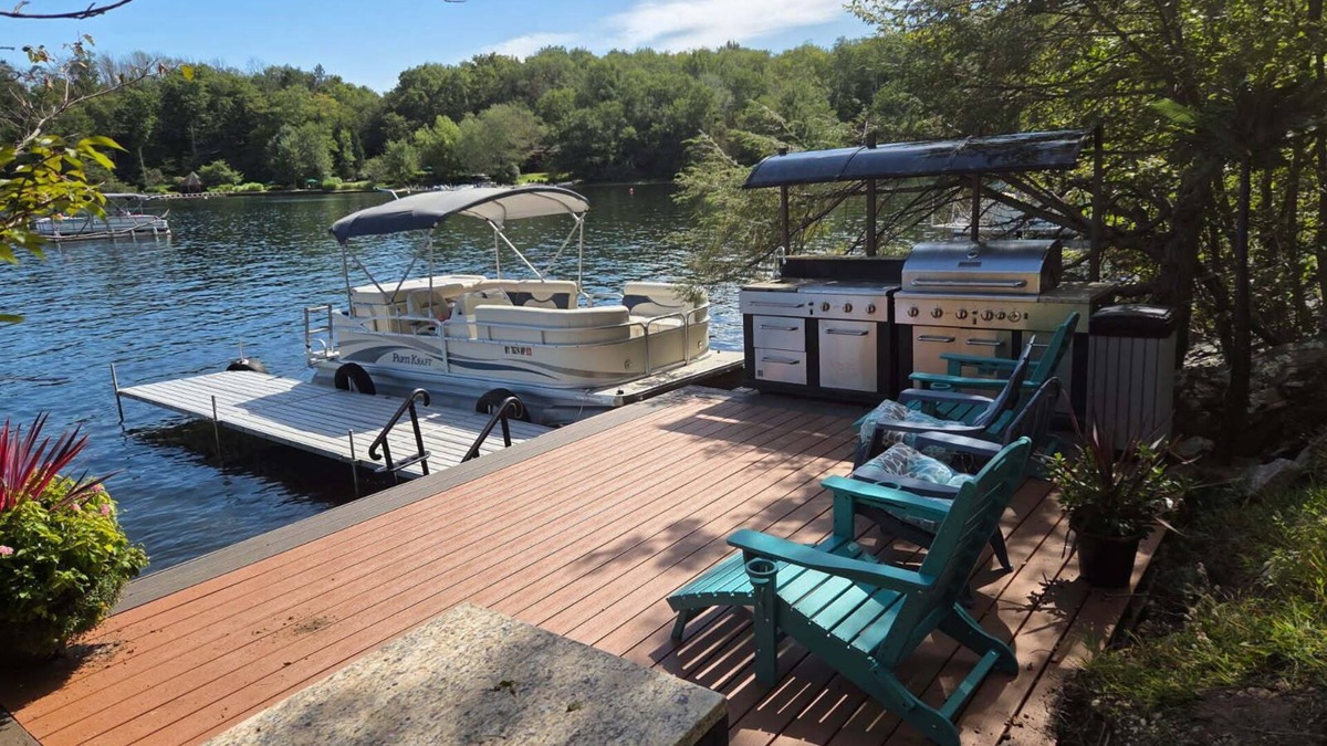 White Lake House | LAKE FRONT BETHEL WOODS Dine Alfresco 4 Burner Grill and Flat Top on Lake & Frig