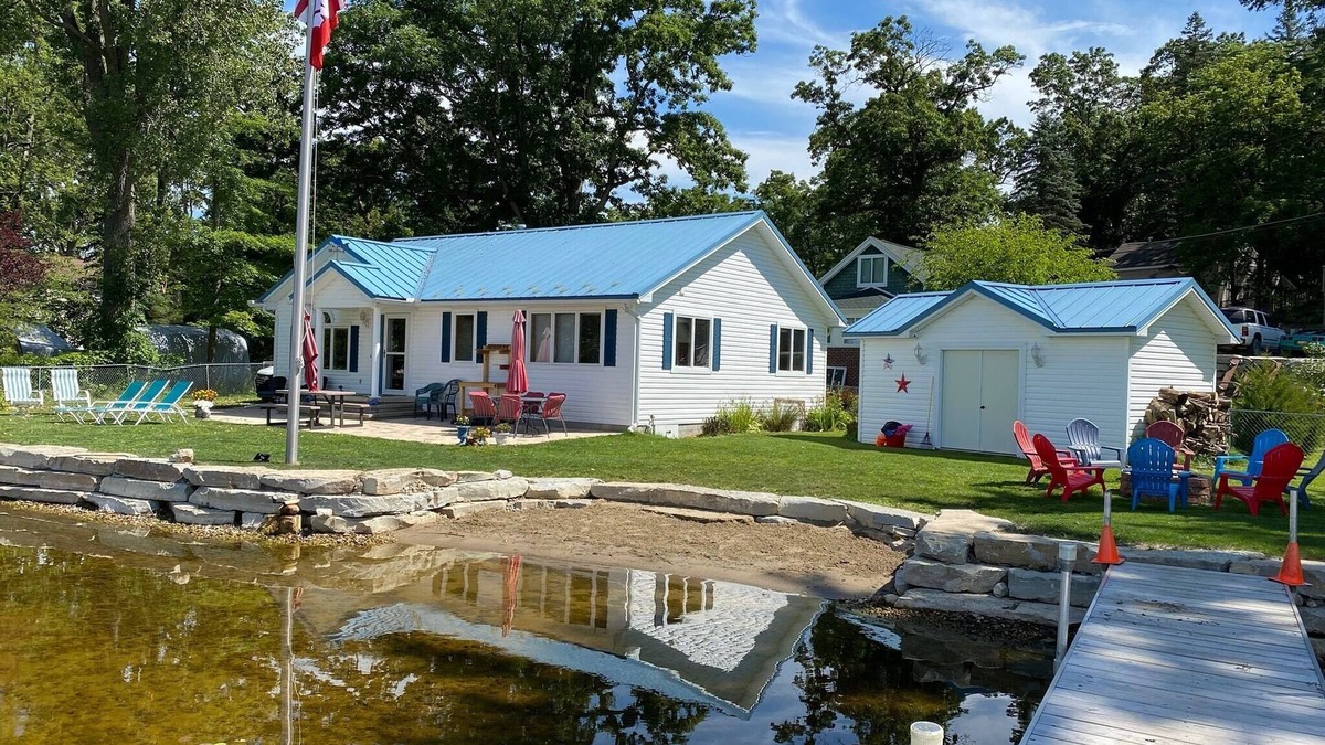Putnam Township House | Lake Front Blue Turtle Cottage on Patterson Chain of 7 Lakes 3BR, 1.5BA