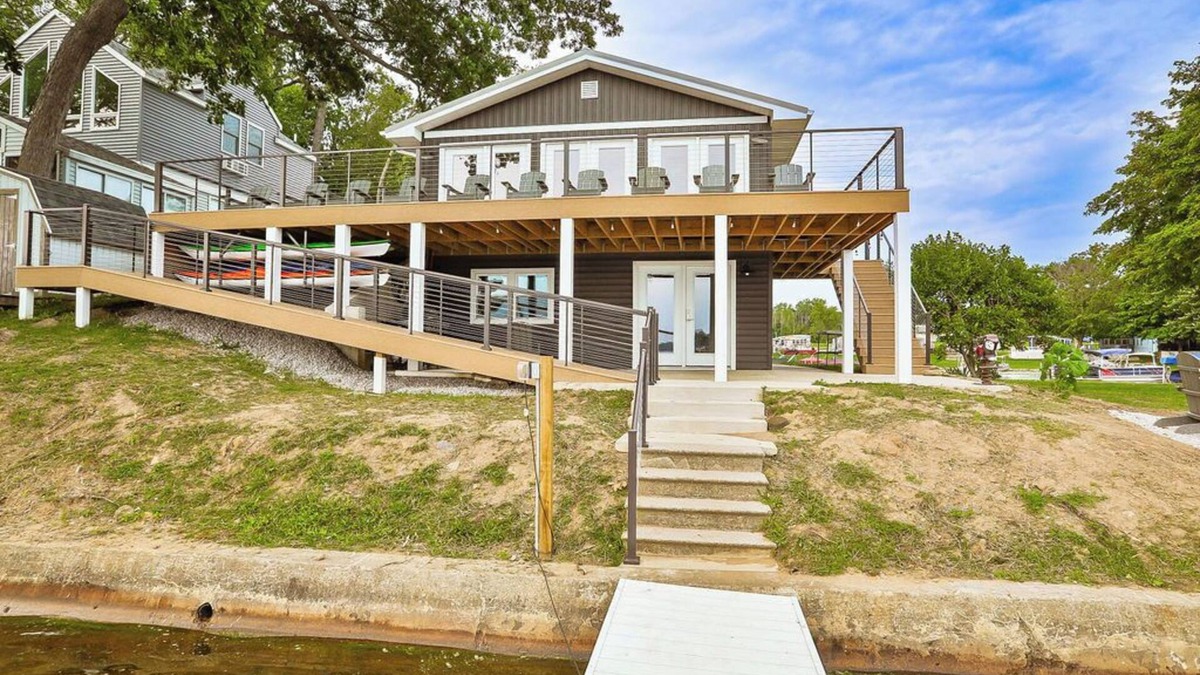 North Webster House | Lake Front Boondoggle - Dog Friendly