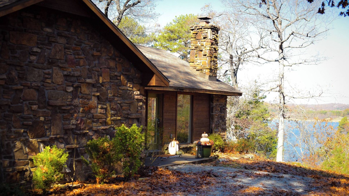 Lowell Cabin | Lake front cabin - fantastic view -Faye Jones designed cabin