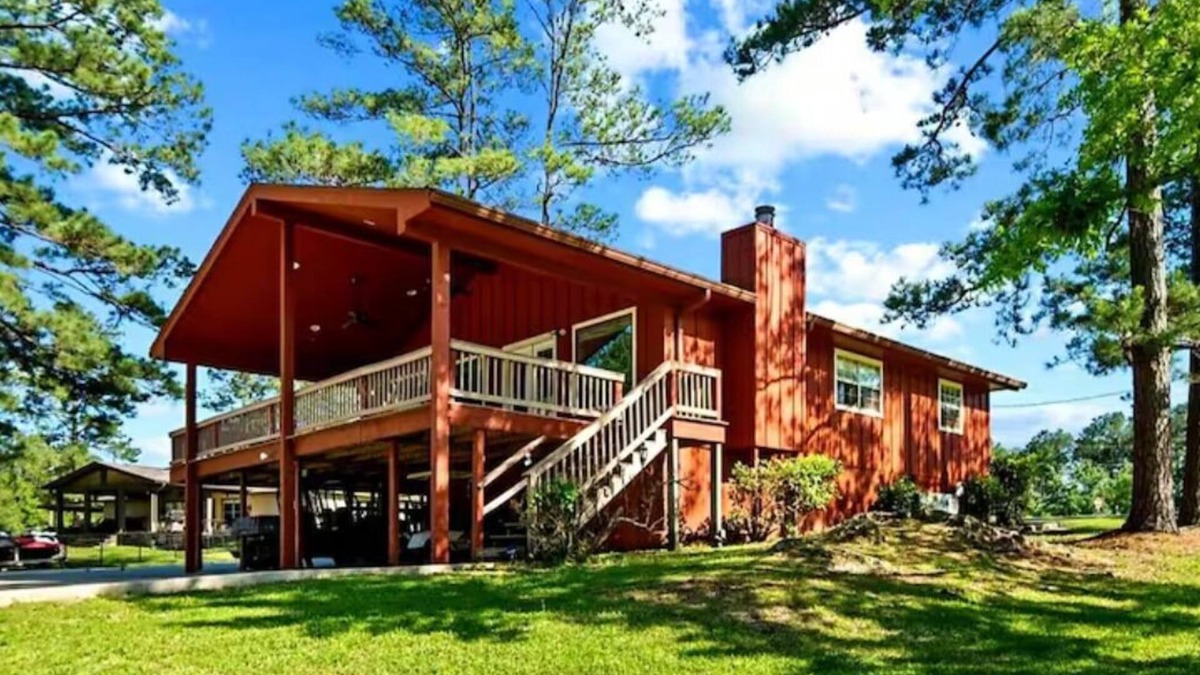 Brookeland Cabin | Lake Front Cabin! nPool, Basketball, Boat parking & Firepit. Lots of parking.