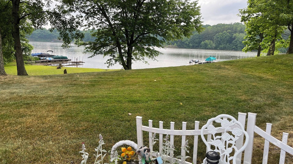 Senecaville Cabin | Lake Front Cabin on Seneca Lake. Come play in the lake.nSleeps 8, 5 beds