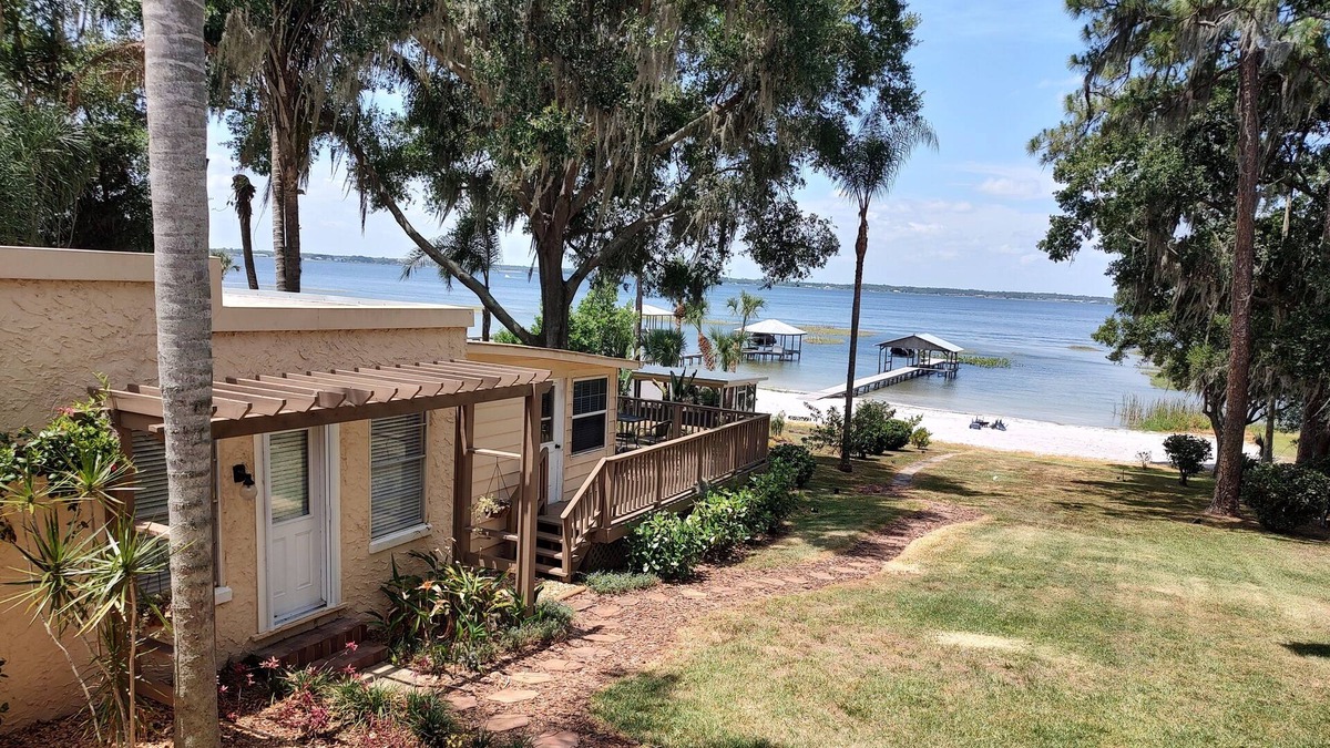 Sebring Cottage | Lake Front Carriage House on Lake Jackson w Private Beach w/Boat Dock & 2 Kayaks