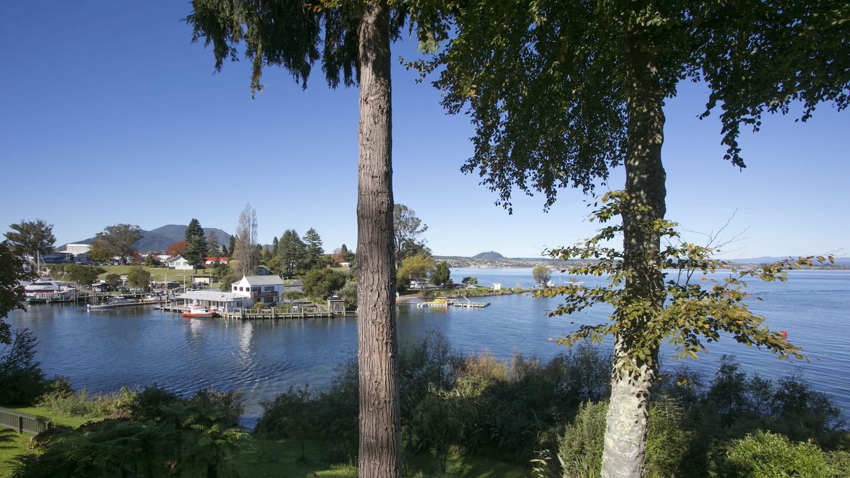 Taupo Ski Chalet | Lake Front Chalet in Taupo