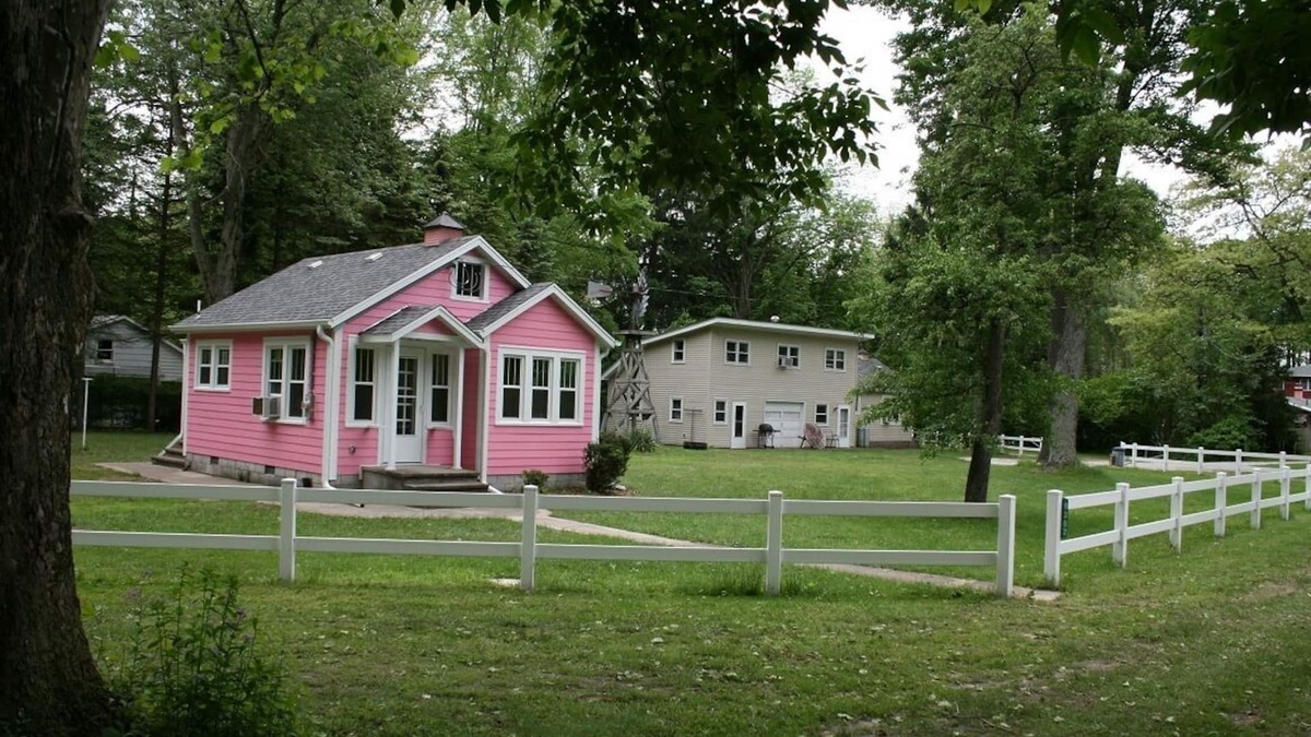 Lakeside Cottage | Lake Front Cottage in Michigan's Harbor Country "Sandy Shores 2"