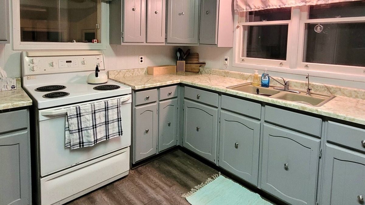 Victoria Road Cottage | Lake front cottage. Located in Kawartha Lakes. Close to all amenities.