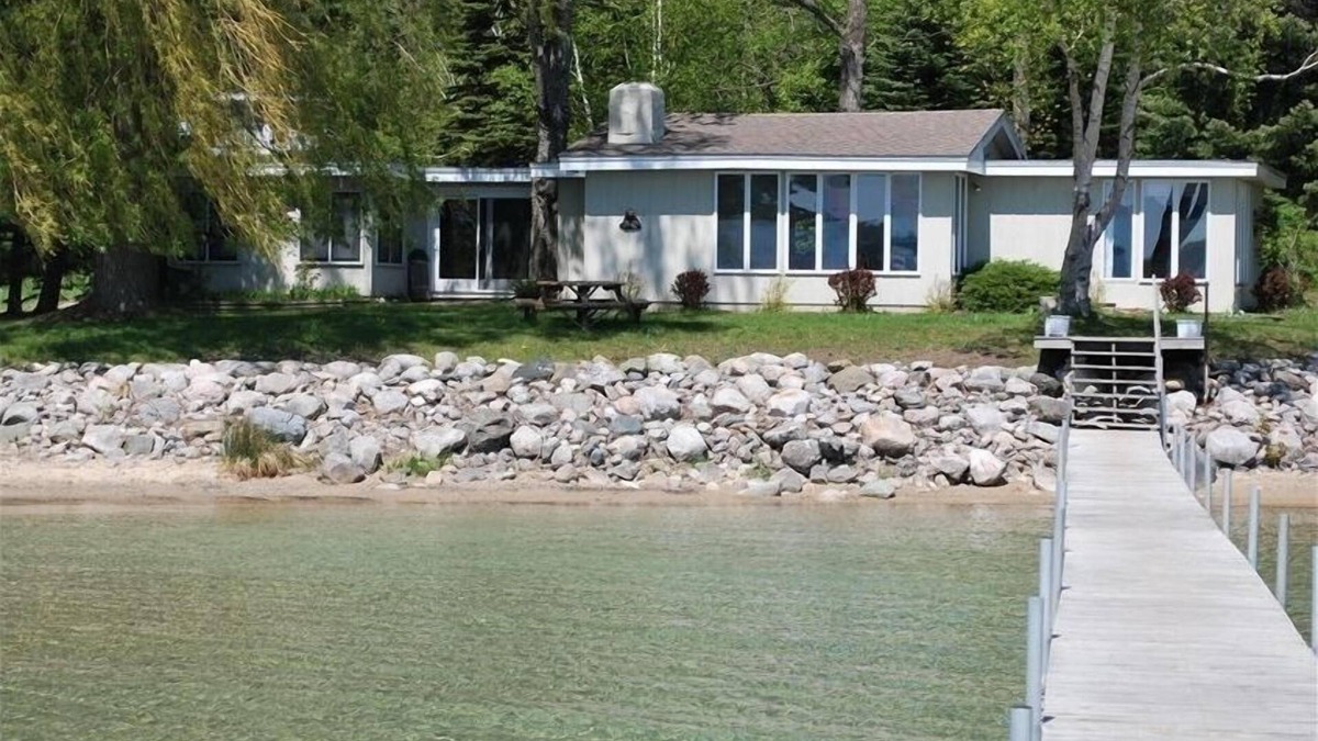 Charlevoix Cottage | Lake Front Cottage on the north shore of Lake Charlevoix