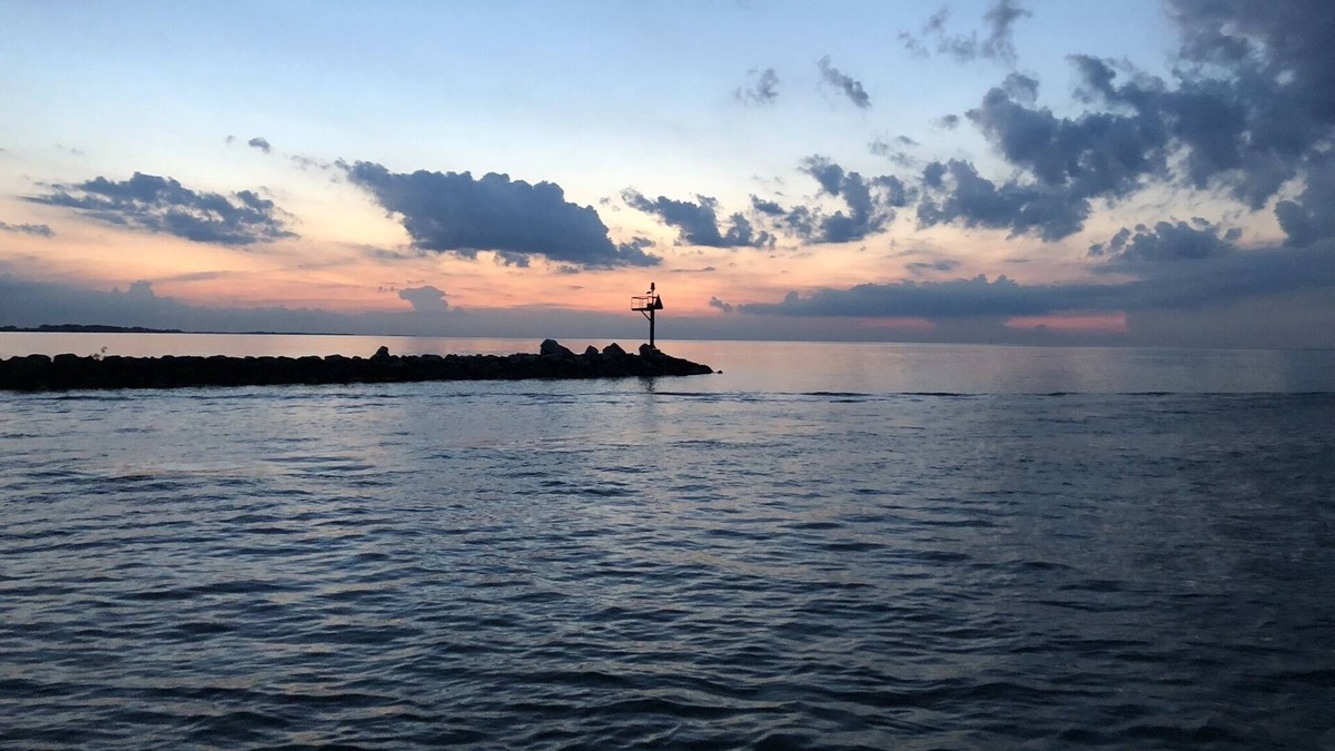 Oak Harbor House | Lake Front Cottage Perfect for Fisherman, Birders, and Family Vacations.
