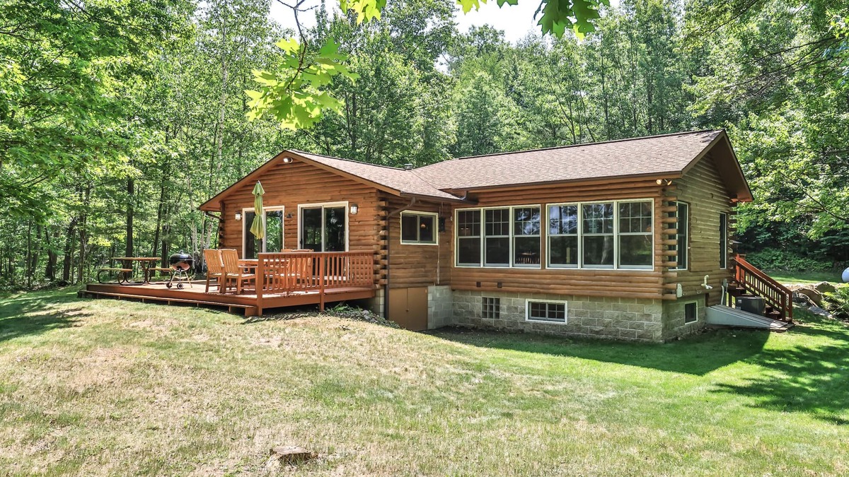 Harshaw House | Lake Front Family Paradise! Gorgeous 3 bedroom surrounded by wildlife.