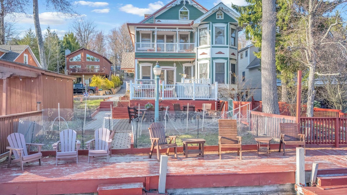 Lake Harmony House | Lake Front, Game/Gym/Sauna Room, Pool Table, Hot Tub, 2 Kitchens, Near Slopes