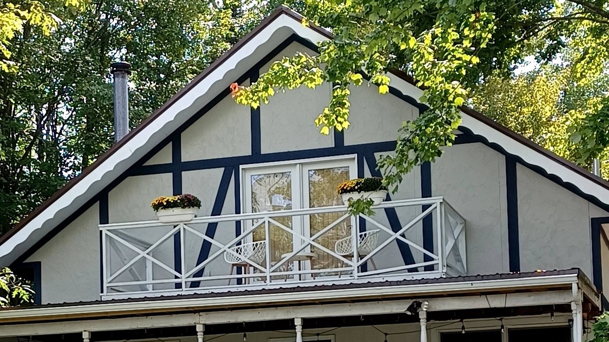 Lake Cottage | Lake Front Getaway-Fun for the whole family!