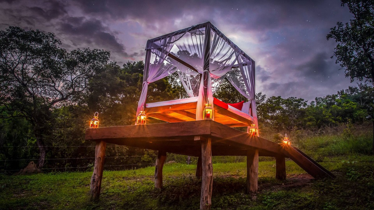 Balangoda Ski Chalet | Lake Front Glamping Suite with a Bush Bathtub
