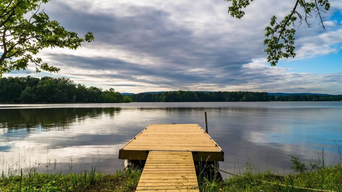 Middle Valley House | Lake Front Home at Chester Frost Park ~ w/Kayaks