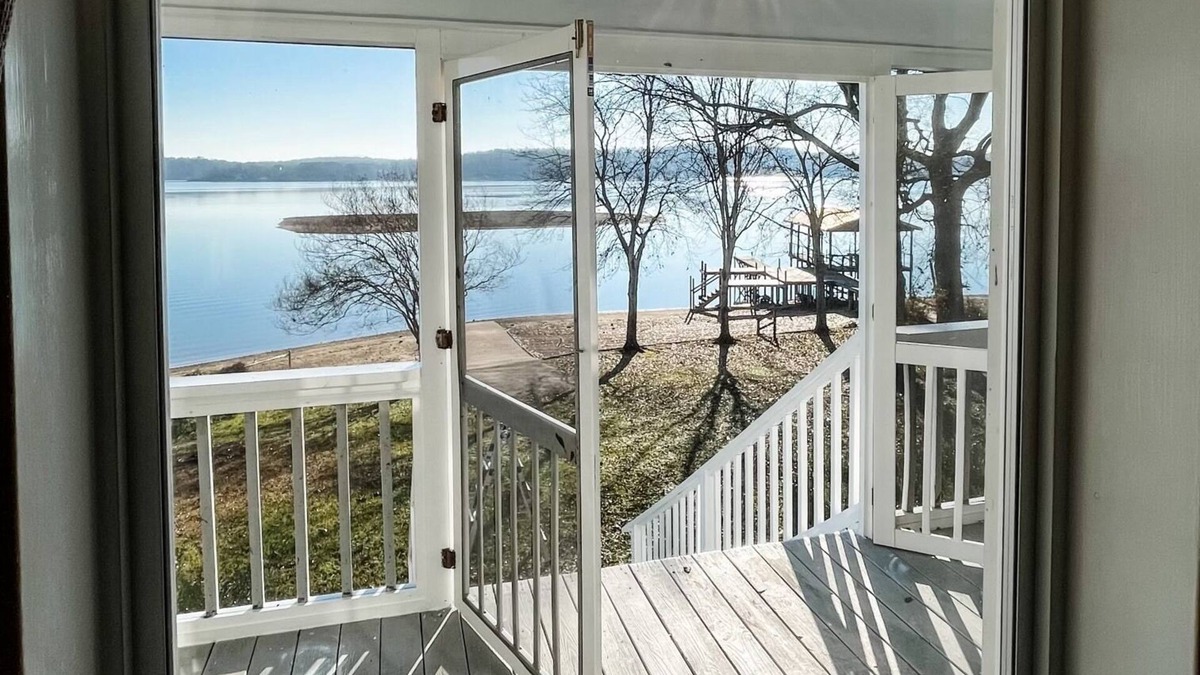 Vincent House | LAKE FRONT HOME! Sleeps 12. Bonus room with bunks, ping pong and playstation.