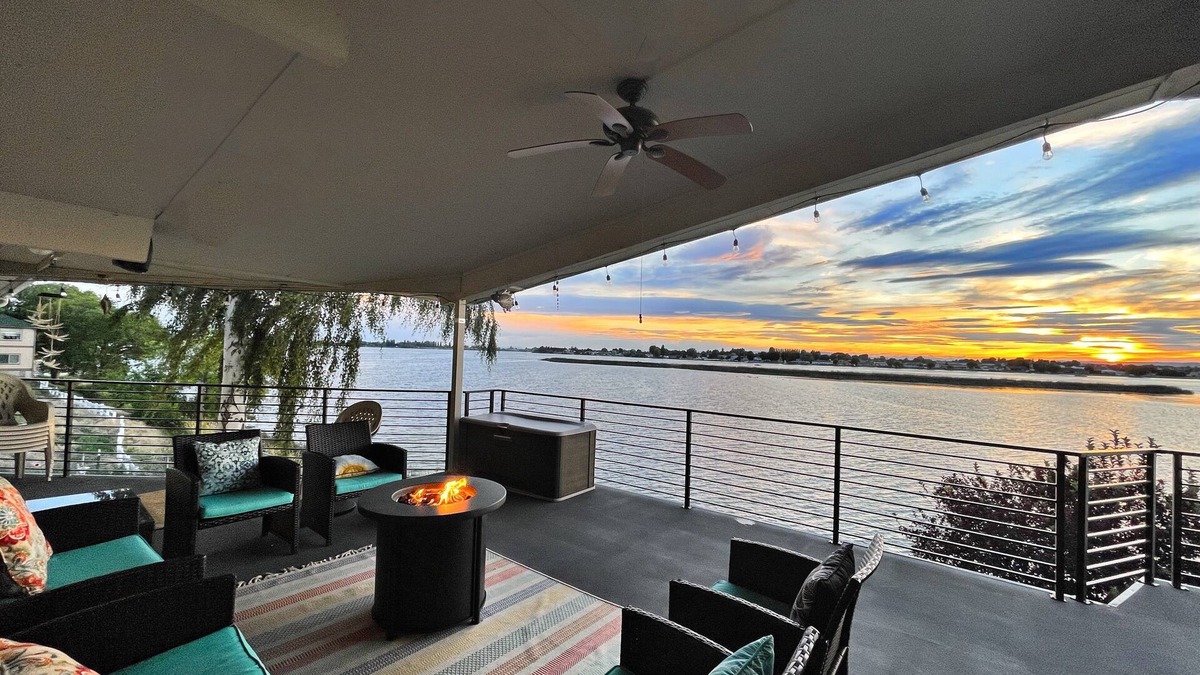 Moses Lake House | Lake Front home w/Dock & Boat Launch ✨ Closer to the Sun Lake House