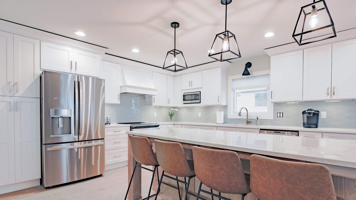 Lowell House | Lake Front Home with open floor plan and amazing back yard accommodates 2 night+
