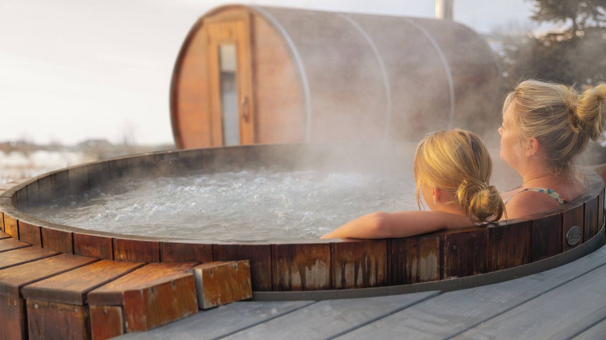 Gimli House | Lake Front Home with Private Beach in Gimli - Full Spa Amenities Hot Tub & Sauna