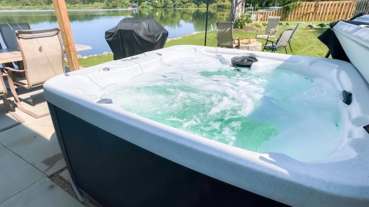 Portage Lakes Apartment | Lake Front|Hot Tub|Kayaks|Fire Pit|Sleeps 10