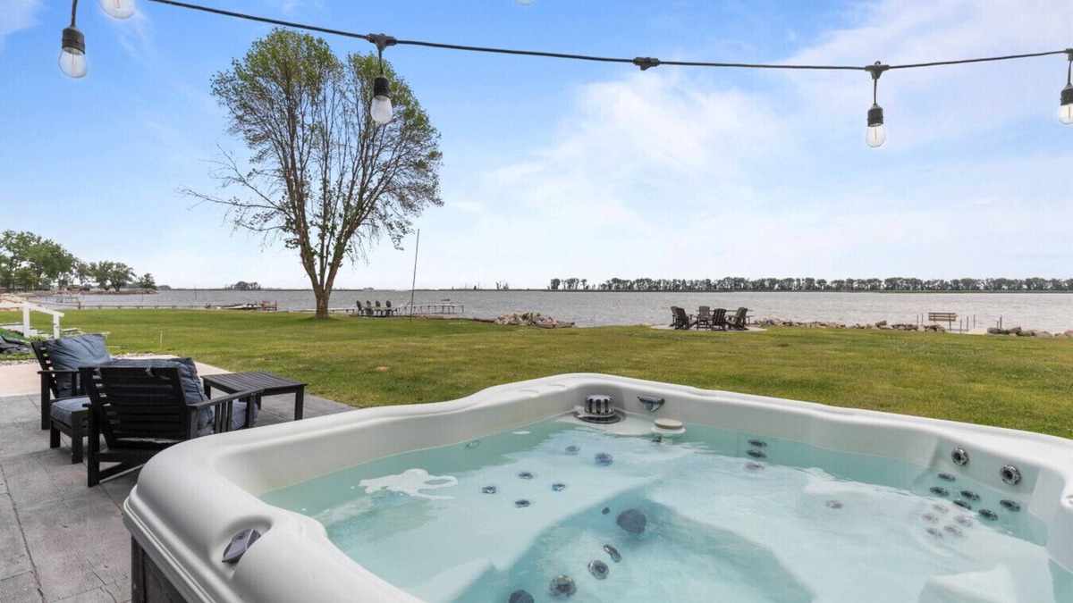 Suamico House | Lake Front|HotTub|Firepit|Grill| Sleeps 7!