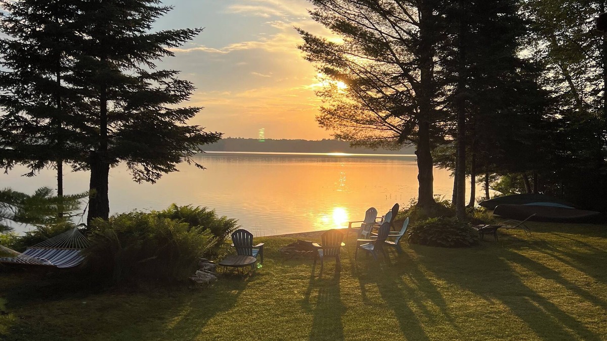 Madison House | Lake Front House ~ Fire pit ~ Canoes/Kayaks ~ Large Deck ~Grill - Secluded Beach