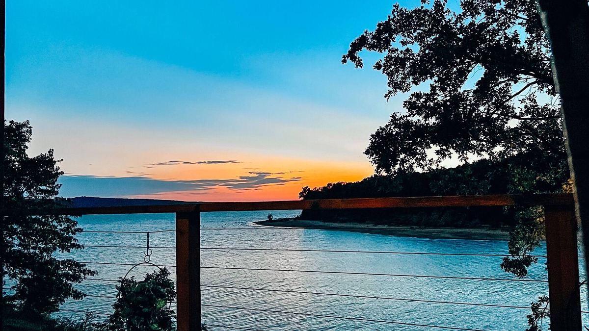 Hoyt House | Lake Front House w/beach access, Pool Table, Arcades, Kayaks & Bunk Room