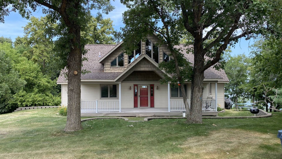Battle Lake House | Lake Front House with lots of privacy and space!