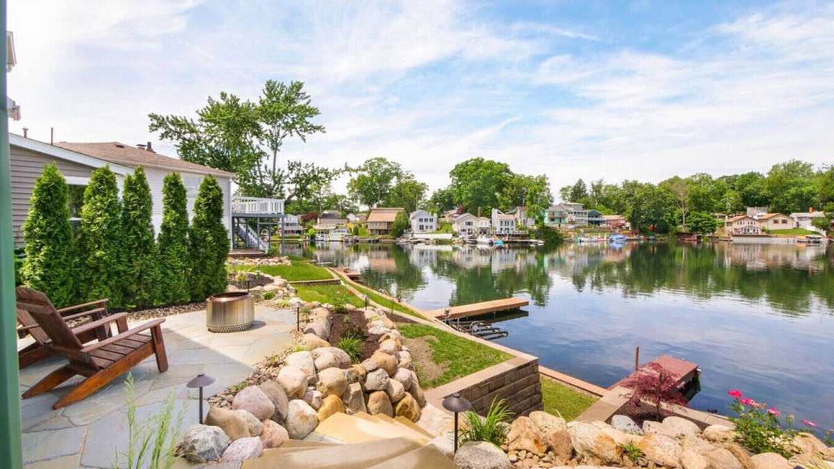 Portage Lakes House | Lake Front|Kayaks|Huge Game Room|Sleeps 8