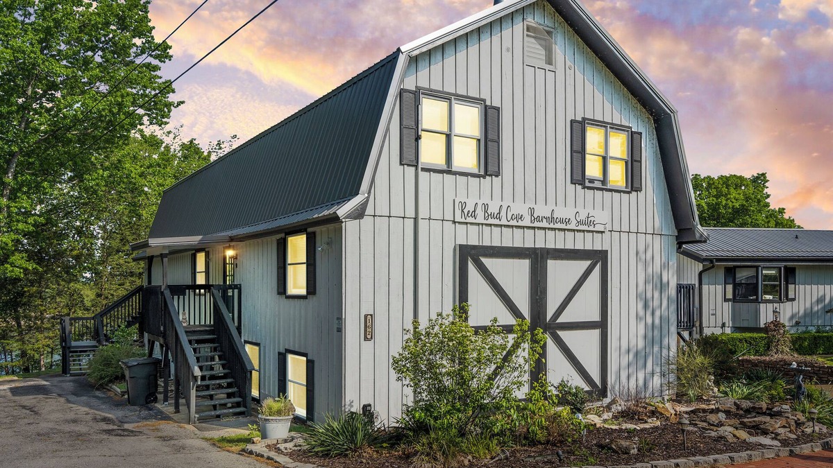 Big Cedars House | Lake Front King Suite: Full Kitchen-Deck-Shared Hot Tub-Free Tix Daily