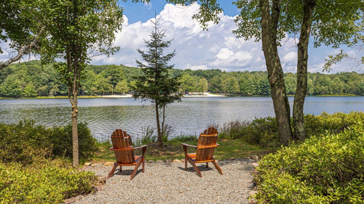 Briar Crest Woods Cabin | Lake Front Lodge Hot tub fire pit Kayak