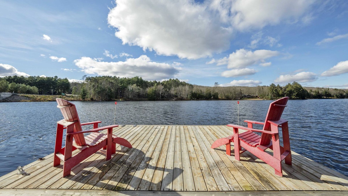 Algonquin Highlands House | Lake Front Muskoka Cott. to View the Fall Colours