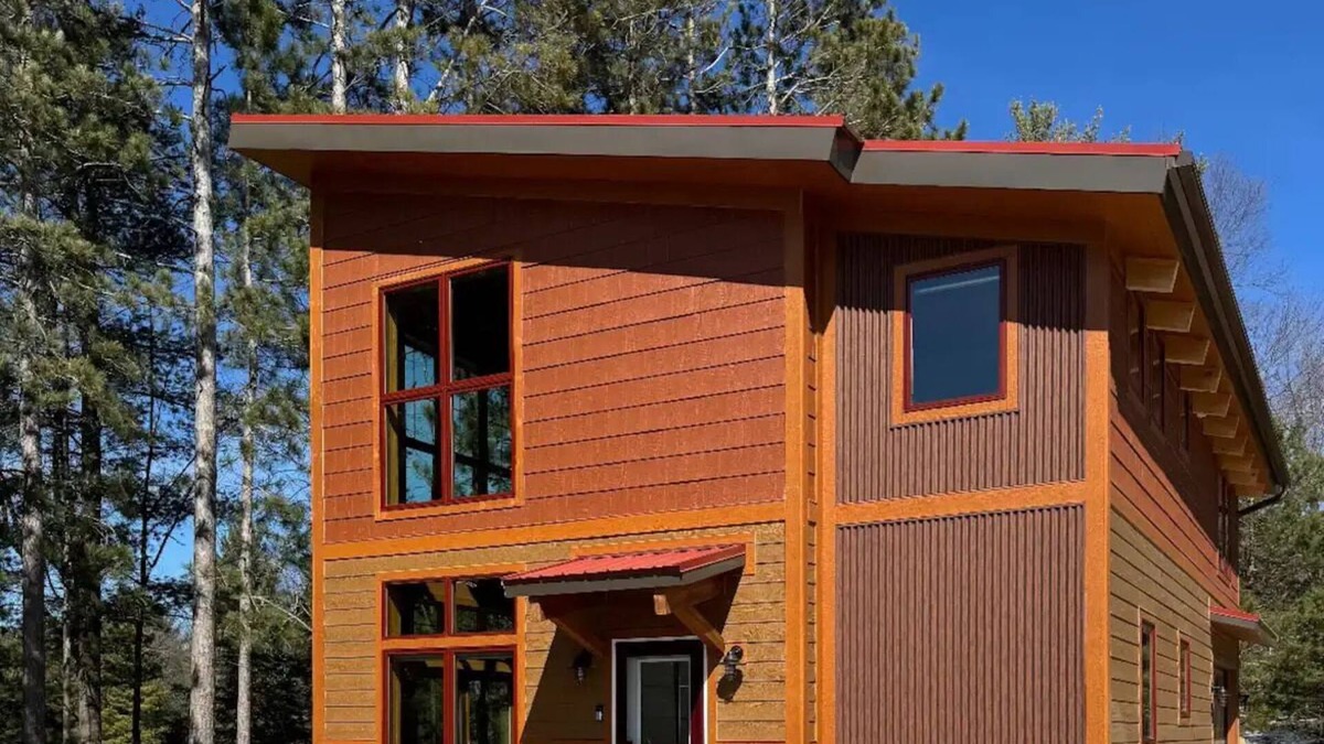 Rhinelander Cabin | Lake front NEW Cabin 2bd 2b AC/WIFI, kayak, beach, fish, firepit