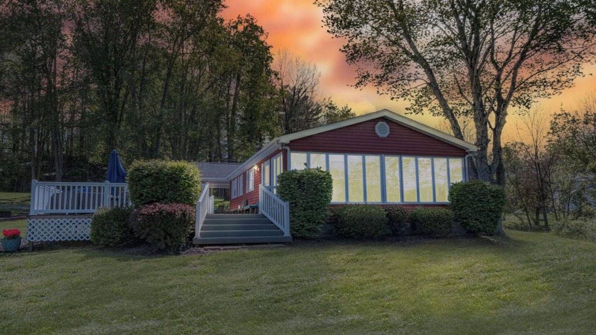 Logan Cottage | Lake Front Oasis: 3 bedroom + 2 bathroom cottage with fishing dock on Lake Logan