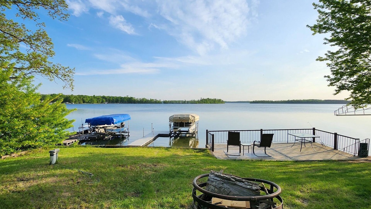 Rochert Cabin | Lake Front, Pontoon, Bunk House