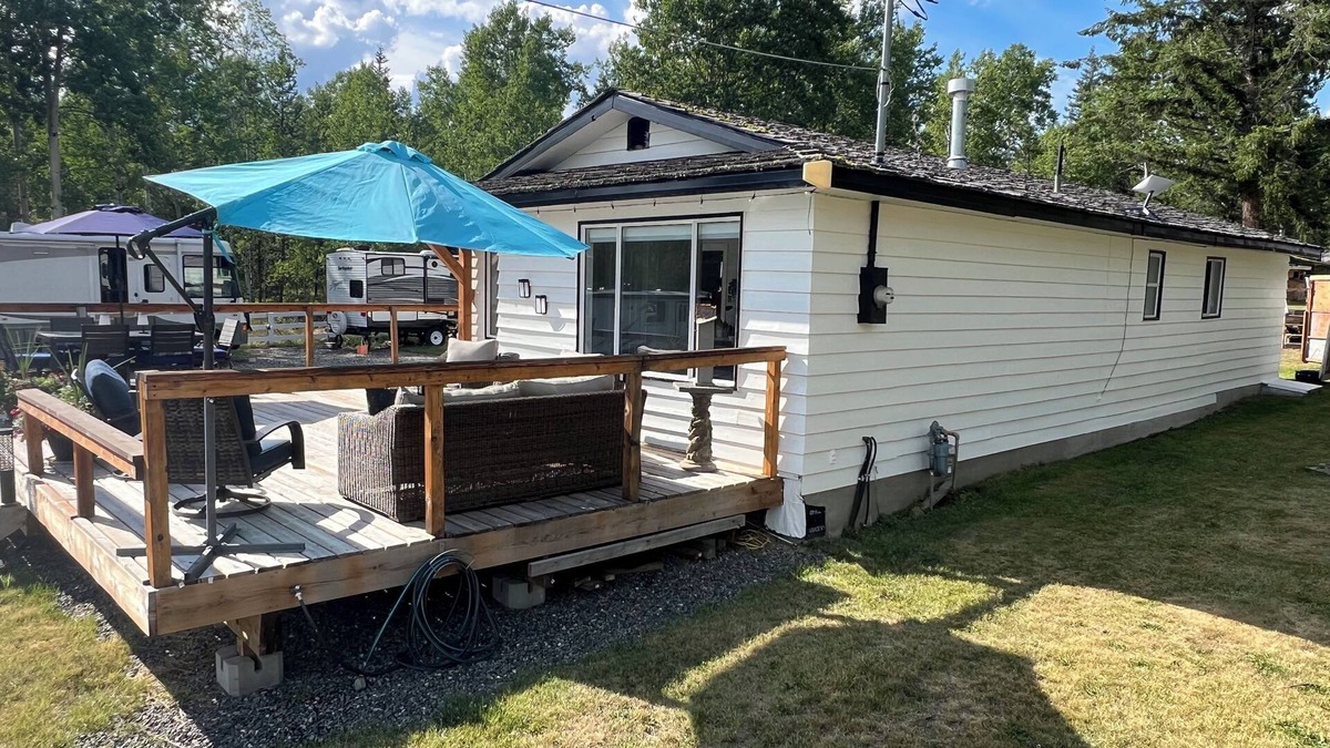 70 Mile House House | Lake Front Recreational Acre