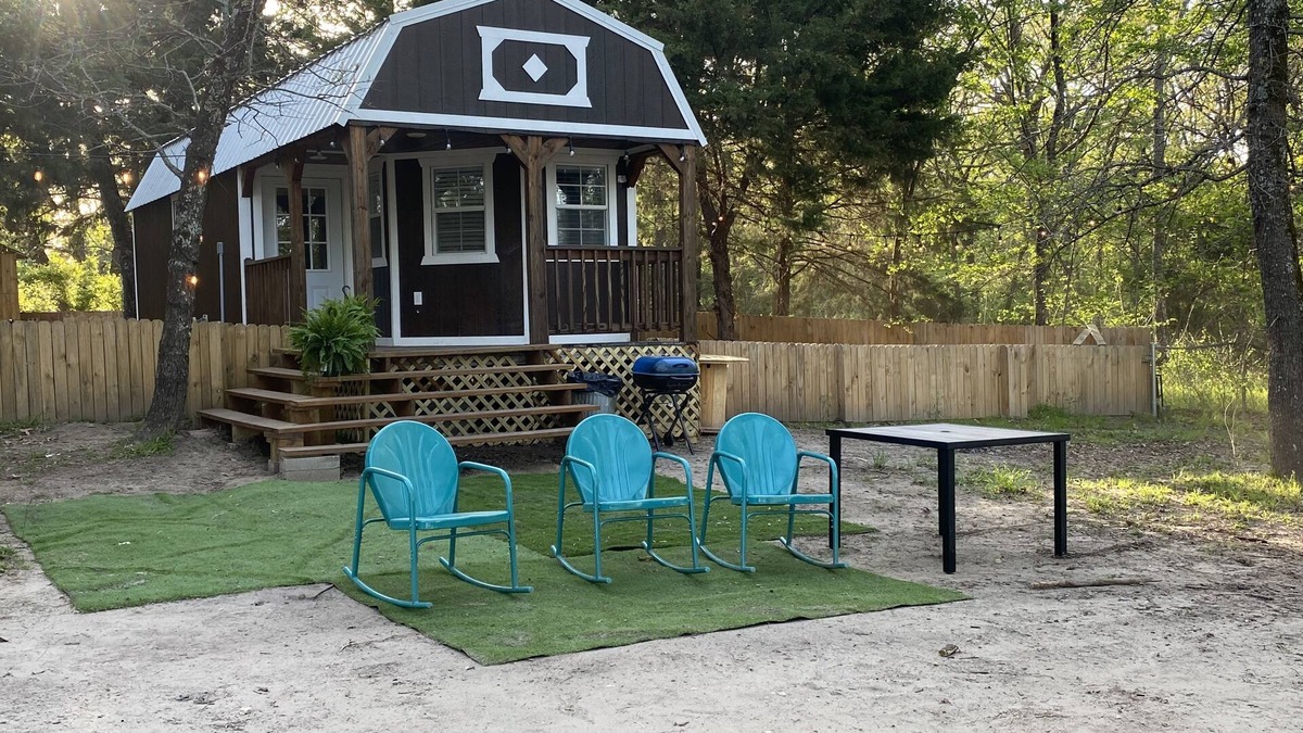Quinlan Cabin | Lake Front Relaxing- HOT TUB-TINY Cabin