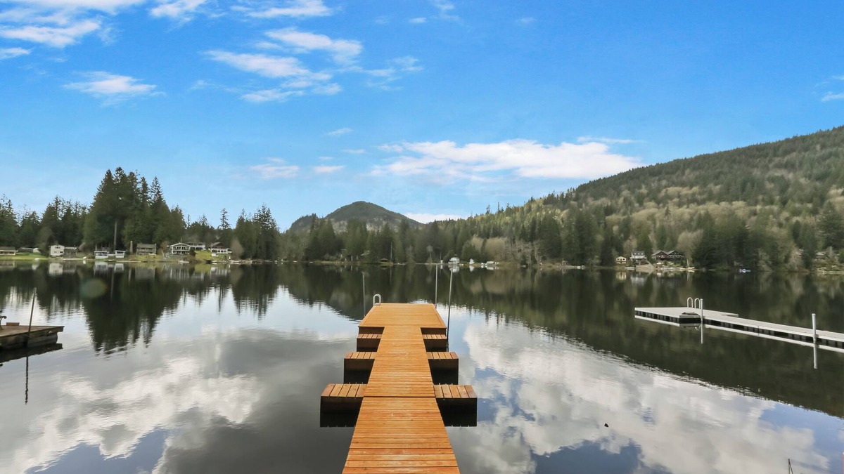 Sedro-Woolley Cabin | Lake Front Retreat at Cain Lake