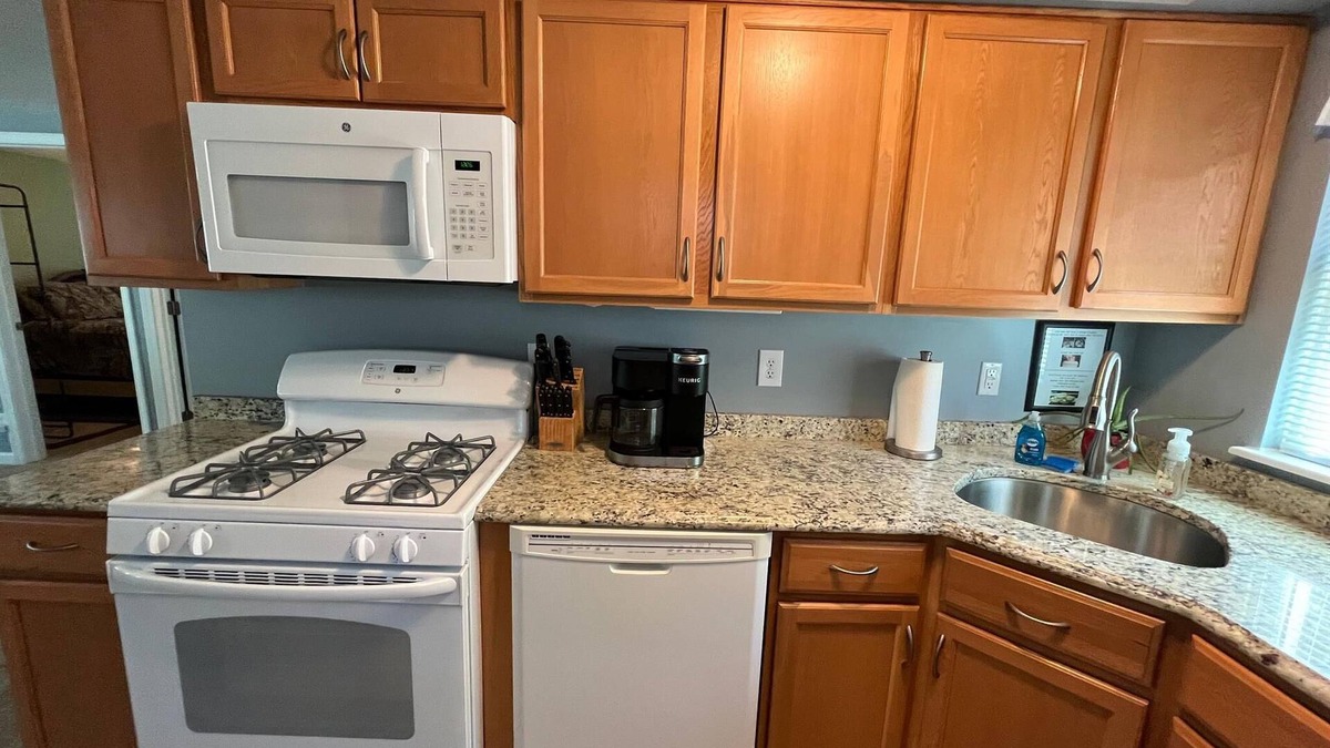 Putnam Township House | Lake Front Sunset Bay Cottage on Patterson Chain of 7 Lakes 3BR, 1BA