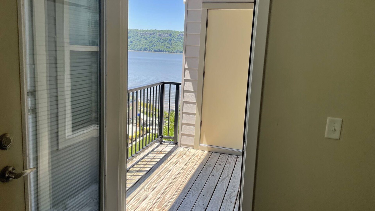 Getty Square Apartment | Lake Front Updated apartment with Amenities