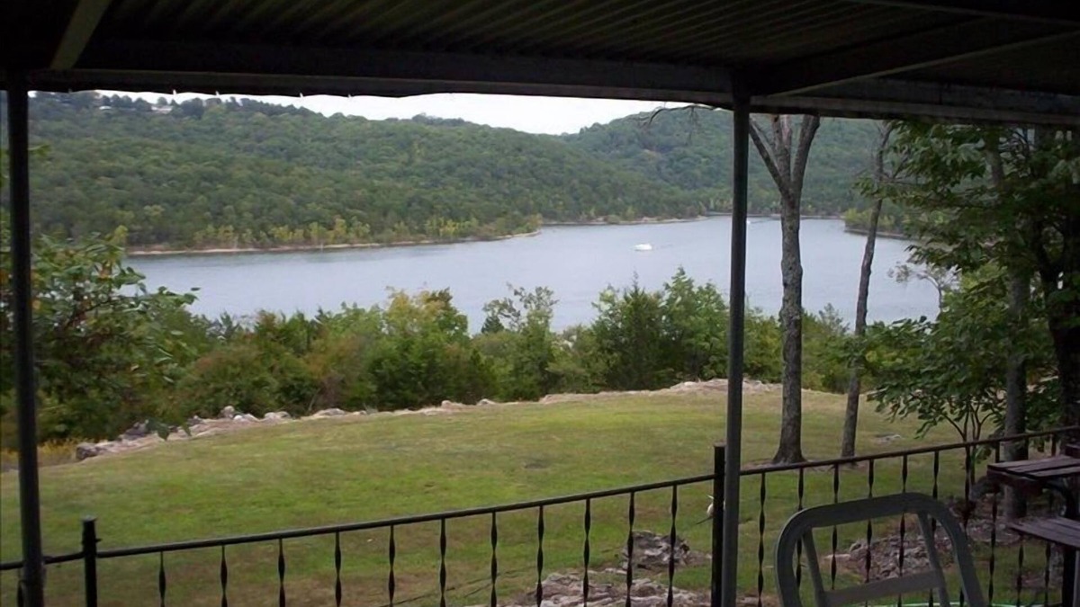 Lampe House | Lake Front Vacation Home Located on Table Rock Lake