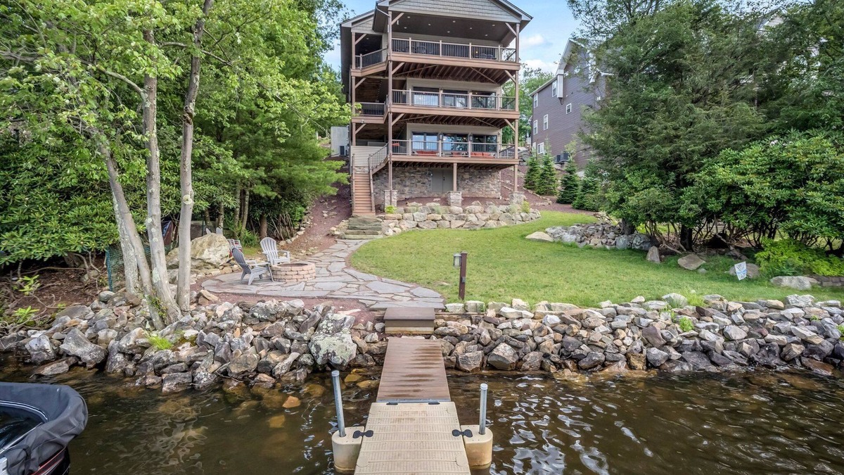 Lake Harmony House | "Lake Front Vista" 9 Bdrm, 4.5 Bath, Dock, Hot Tub, Pool Table, Shuffleboard, Fire Pit, Gas Grill