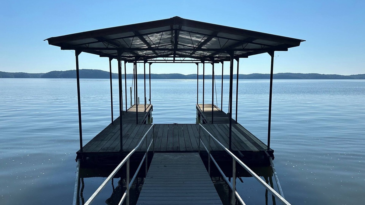 New Concord House | Lake Front-Water Access-Dock-Screened in Patio-Bunk Beds-Sleeps 17