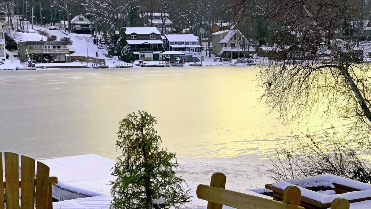 Lake Harmony House | LAKE FRONT, WIFI, Cable, House w Cottage, 2 hot tbs, pool table,secluded area