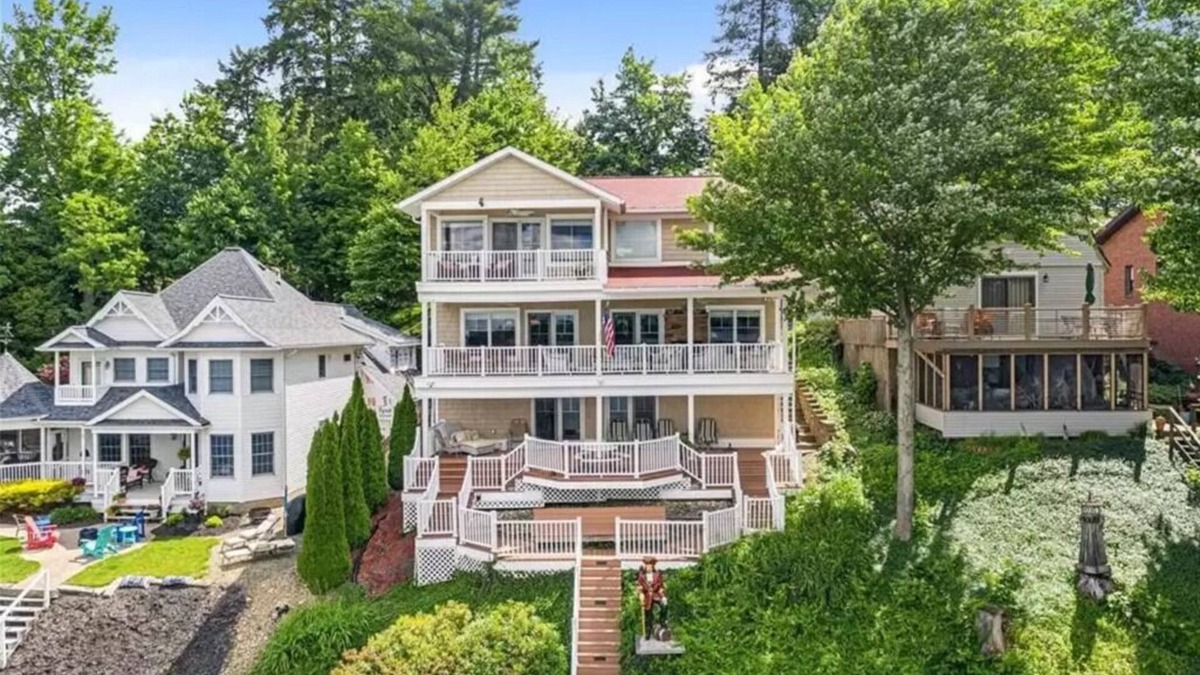 Conneaut Lakeshore House | Lake Front with 3 floors ~ Private Dock with 2 slips ~ Sleeps 16
