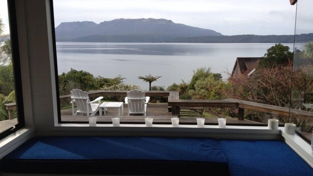Lake Tarawera House | Lake front with own jetty. Four bedroom with modern furnishings