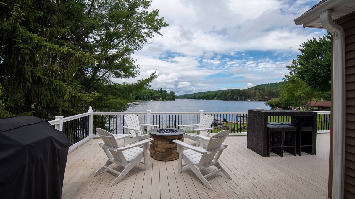 Lakeside House | LAKE FRONT WITH VIEWS TO DREAM OF
